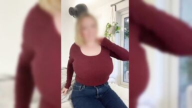 我的女友在镜头前晃动着她那非常大的奶罩 - 大A-Hole Emma - 12 image