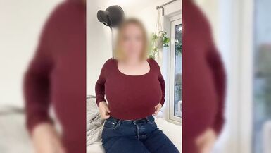 我的女友在镜头前晃动着她那非常大的奶罩 - 大A-Hole Emma - 13 image