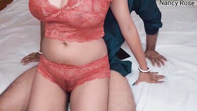 Lindiana Desi Bhabi con grandi muffin damore è stata pompata da Devar nella posizione della pecorina sul divano - 7 image