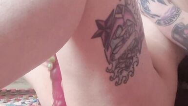 Petite fille obèse orgasme avec sex-toy lapin, tatouée et percée avec beaucoup de gémissements