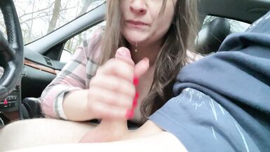 La femme non professionnelle suce la bite dans la voiture et boit du sperme