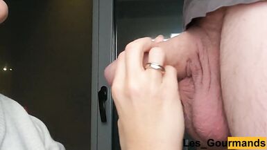 La mère que jaimerais baiser avec des lunettes et du rouge à lèvres fait une grosse fellation et reçoit un gros massage facial. - 2 image