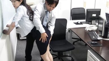 Probabilité élevée de harcèlement sexuel - Employé de bureau marié haletant sous leffet de pulsions sexuelles