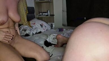 La puttana perversa gode davvero di una scopata dura, alla moglie amatoriale sexy piace il rimming - 1 image