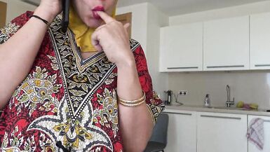 Beurette arabe a la chatte chaude poilue se fait defoncer par son boss britanique - 14 image