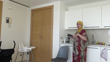 Beurette arabe a la chatte chaude poilue se fait defoncer par son boss britanique - 2 image
