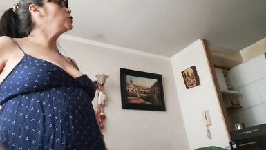 Stiefsohn bittet Stiefmutter, ihre Muschi und Titten zu sehen, um sich selbst einen Handjob zu geben - 11 image
