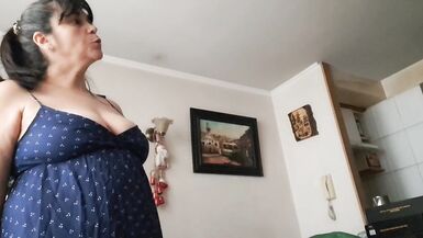 Stiefsohn bittet Stiefmutter, ihre Muschi und Titten zu sehen, um sich selbst einen Handjob zu geben - 4 image