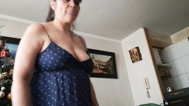 Stiefsohn bittet Stiefmutter, ihre Muschi und Titten zu sehen, um sich selbst einen Handjob zu geben - 6 image