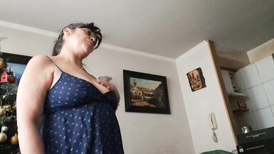 Stiefsohn bittet Stiefmutter, ihre Muschi und Titten zu sehen, um sich selbst einen Handjob zu geben - 7 image