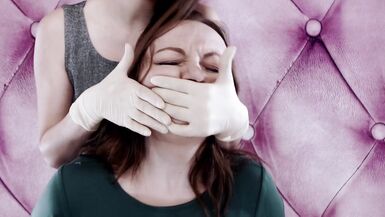 Lezbiyen rol oyunu: kesik elbise fetişi ve tıbbi lateks eldivenler (Arya Grander ve Mistress Priest) - 5 image