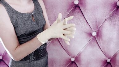 Lezbiyen rol oyunu: kesik elbise fetişi ve tıbbi lateks eldivenler (Arya Grander ve Mistress Priest) - 6 image