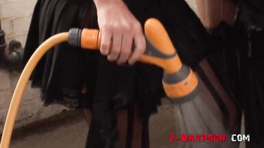 3-Way Porn - 两个乳臭未干的女孩虐待洗车男子 - 3 image