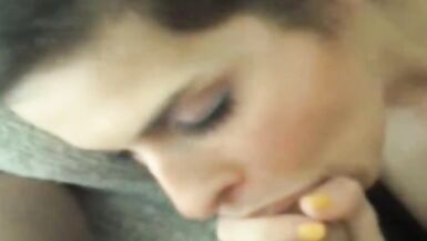 Blowjob pour son amant favori : elle est toute mouillée aujourdhui !