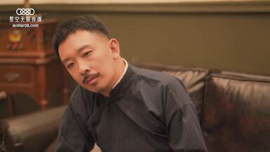 Une milf mature et sexy avec une robe sexy et des collants chauds trompant son patron avec une grosse bite.