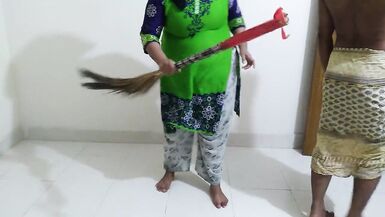 Sexy MILF palestina madrastra barrido habitación con gran culo balanceándose cuando hijastro se caliente y Roughly follada (cum dentro) - 2 image