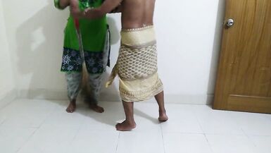 Sexy MILF palestina madrastra barrido habitación con gran culo balanceándose cuando hijastro se caliente y Roughly follada (cum dentro) - 3 image