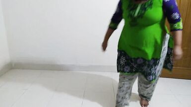 Sexy MILF palestina madrastra barrido habitación con gran culo balanceándose cuando hijastro se caliente y Roughly follada (cum dentro) - 5 image
