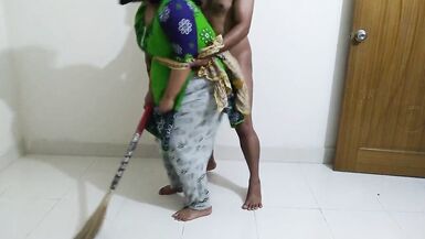 Sexy MILF palestina madrastra barrido habitación con gran culo balanceándose cuando hijastro se caliente y Roughly follada (cum dentro) - 6 image