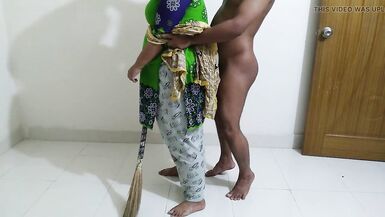 Sexy MILF palestina madrastra barrido habitación con gran culo balanceándose cuando hijastro se caliente y Roughly follada (cum dentro) - 7 image