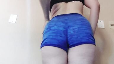 латина с большой задницей примеряет коллекцию шорт
