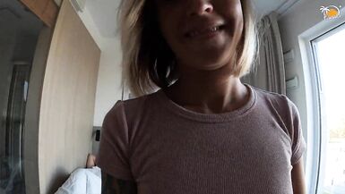 La femme qui se fait éjaculer deux fois en deux minutes sur le cul parfait dune MILF