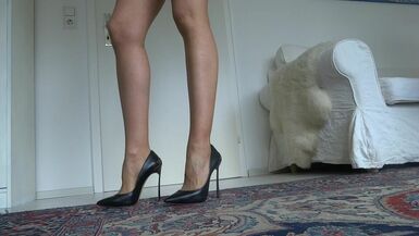 Gambe perfette e tacchi alti in bella mostra - 1 image