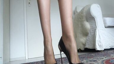 Gambe perfette e tacchi alti in bella mostra - 12 image
