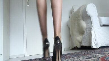 Gambe perfette e tacchi alti in bella mostra - 15 image