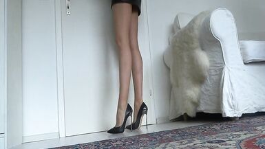 Gambe perfette e tacchi alti in bella mostra - 2 image