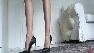 Gambe perfette e tacchi alti in bella mostra - 4 image
