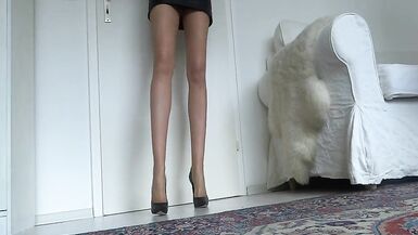 Gambe perfette e tacchi alti in bella mostra - 6 image
