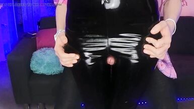 Femboy köle lateks bacaklarıyla sikişiyor - 9 image