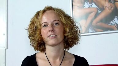 Avec sa chatte étirée par le jouet sexuel, elle se sent