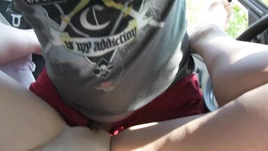 Ramassés nus dans la voiture et baisés - 11 image