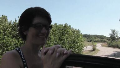 Ramassés nus dans la voiture et baisés - 2 image