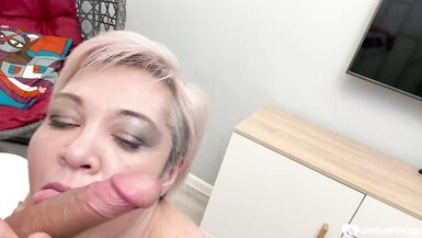 Mature shows why she sucks the best - 12 image