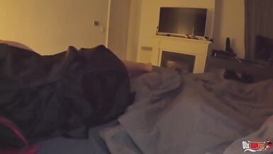 Madrastra comparte dormitorio con hijastro caliente Él consigue mamada y sexo con MILF caliente - 2 image