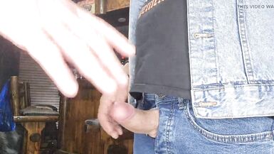 La motociclista che mi masturba mentre le faccio un ditalino nella figa mi porta a una massiccia sborrata acquosa - 8 image