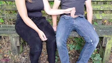 Ich gebe einem Kerl einen Handjob auf einer Bank und lasse ihn über seine eigene Kleidung abspritzen! - 1 image
