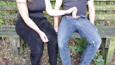 Ich gebe einem Kerl einen Handjob auf einer Bank und lasse ihn über seine eigene Kleidung abspritzen! - 11 image