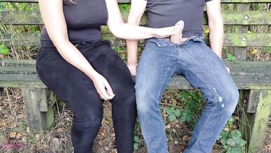 Ich gebe einem Kerl einen Handjob auf einer Bank und lasse ihn über seine eigene Kleidung abspritzen! - 12 image