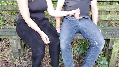 Ich gebe einem Kerl einen Handjob auf einer Bank und lasse ihn über seine eigene Kleidung abspritzen! - 14 image