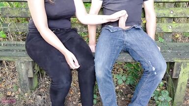 Ich gebe einem Kerl einen Handjob auf einer Bank und lasse ihn über seine eigene Kleidung abspritzen! - 15 image