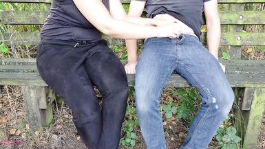 Ich gebe einem Kerl einen Handjob auf einer Bank und lasse ihn über seine eigene Kleidung abspritzen! - 2 image
