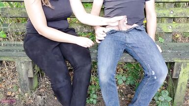 Ich gebe einem Kerl einen Handjob auf einer Bank und lasse ihn über seine eigene Kleidung abspritzen! - 3 image
