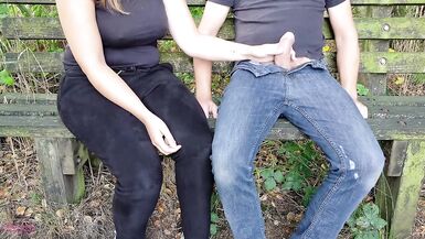 Ich gebe einem Kerl einen Handjob auf einer Bank und lasse ihn über seine eigene Kleidung abspritzen! - 4 image