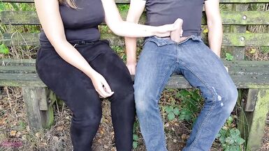Ich gebe einem Kerl einen Handjob auf einer Bank und lasse ihn über seine eigene Kleidung abspritzen! - 5 image