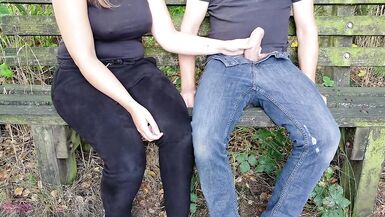 Ich gebe einem Kerl einen Handjob auf einer Bank und lasse ihn über seine eigene Kleidung abspritzen! - 6 image