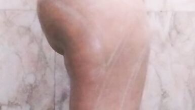 Desi maa ko nangi dekha nahate hue hot mom - 10 image
